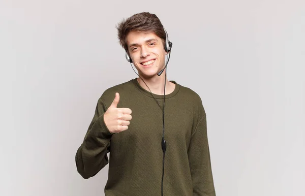 Ung Telemarketer Känner Sig Stolt Bekymmerslös Självsäker Och Glad Ler — Stockfoto