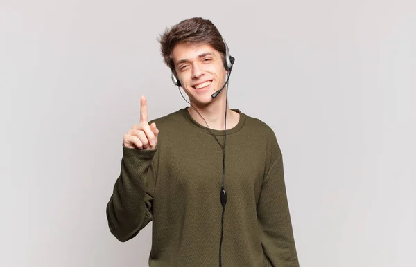 Ung Telemarketer Ler Och Ser Vänlig Visar Nummer Ett Eller — Stockfoto