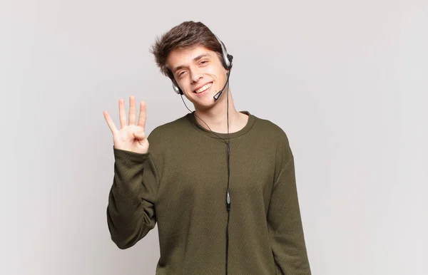 Jovem Telemarketer Sorrindo Olhando Amigável Mostrando Número Quatro Quarto Com — Fotografia de Stock