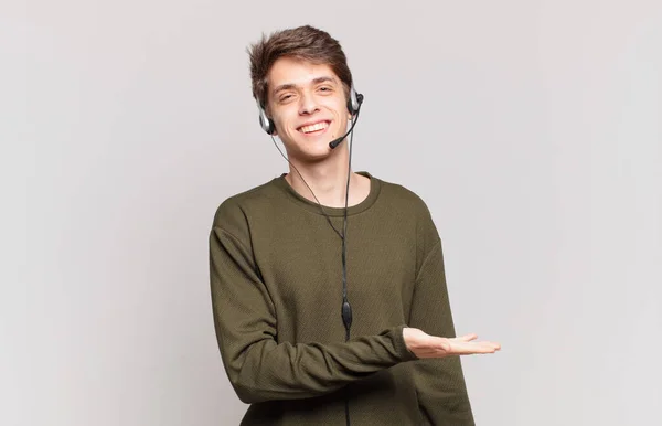 Joven Telemarketer Sonriendo Alegremente Sintiéndose Feliz Mostrando Concepto Espacio Copia —  Fotos de Stock