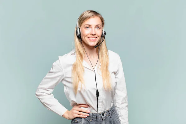 Ung Blond Telemarketer Kvinna Ler Glatt Med Hand Höft Och — Stockfoto