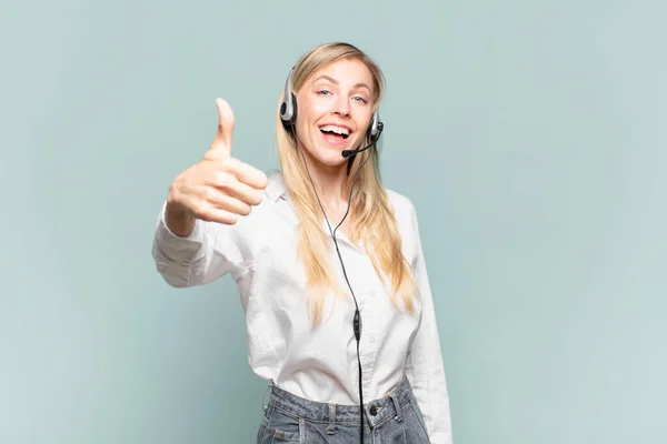 Ung Blond Telemarketer Kvinna Känner Sig Stolt Bekymmerslös Självsäker Och — Stockfoto