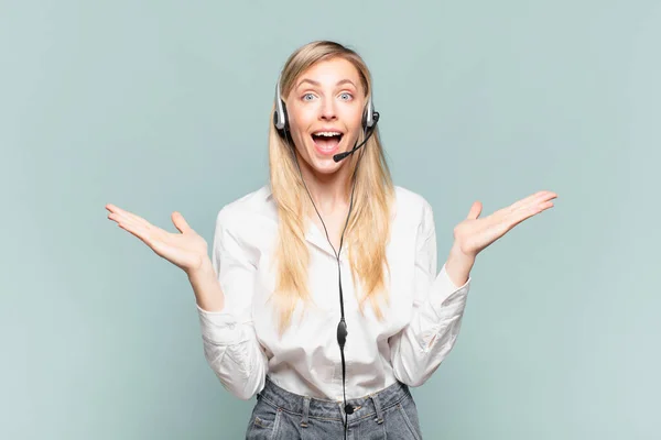 Ung Blond Telemarketer Kvinna Känner Sig Glad Upphetsad Förvånad Eller — Stockfoto