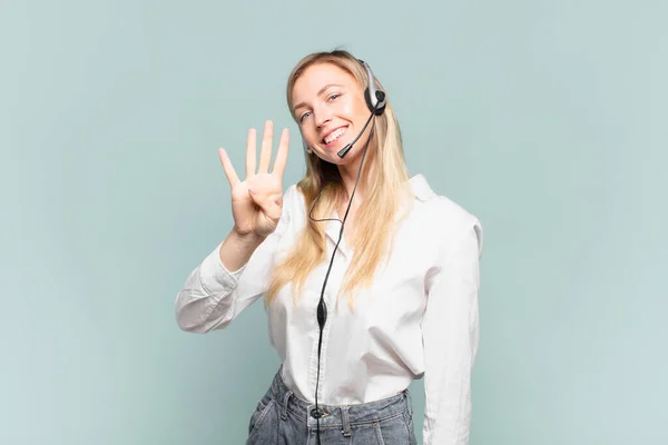 Mladá Blond Telemarketer Žena Usmívá Vypadá Přátelsky Ukazuje Číslo Čtyři — Stock fotografie