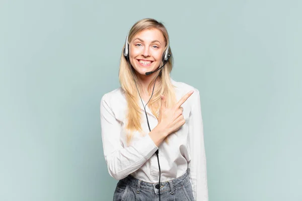 Jonge Blonde Telemarketer Vrouw Die Vrolijk Glimlacht Zich Gelukkig Voelt — Stockfoto