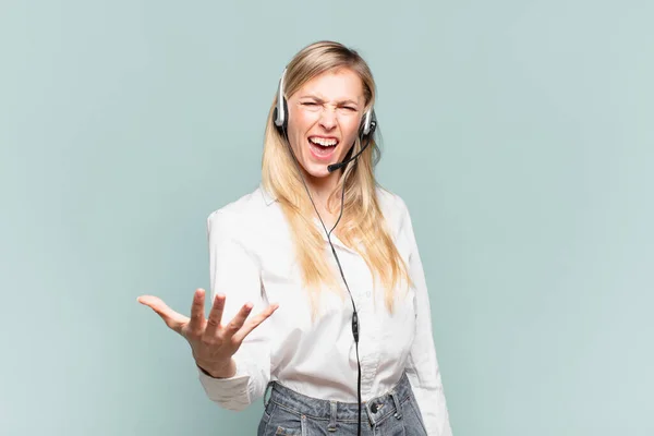 Młoda Blondynka Telemarketer Kobieta Patrząc Zły Zdenerwowany Sfrustrowany Krzyczy Wtf — Zdjęcie stockowe