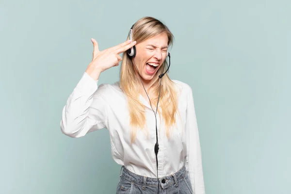 Ung Blond Telemarketer Kvinna Ser Olycklig Och Stressad Självmord Gest — Stockfoto