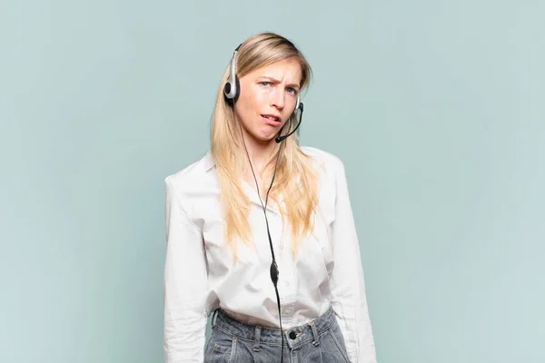 Young Blond Telemarketer Woman Feeling Puzzled Confused Dumb Stunned Expression — Φωτογραφία Αρχείου