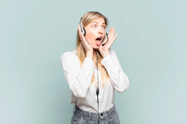 Ung Blond Telemarketer Kvinna Känner Sig Glad Upphetsad Och Förvånad — Stockfoto