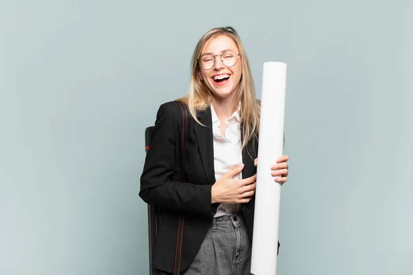 Jonge Architect Vrouw Lachen Hardop Een Hilarische Grap Gelukkig Vrolijk — Stockfoto