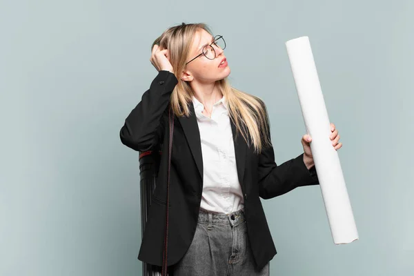 Jonge Architect Vrouw Gevoel Verbaasd Verward Krassen Hoofd Kijken Naar — Stockfoto