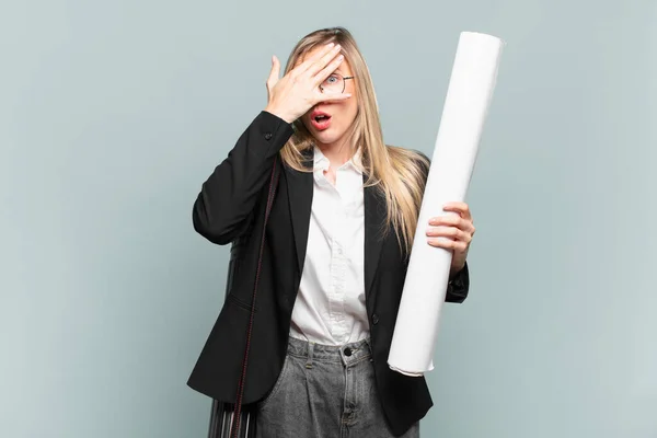 Junge Architektin Sieht Schockiert Verängstigt Oder Verängstigt Aus Verdeckt Das — Stockfoto