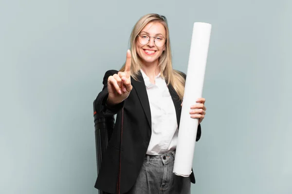 Jonge Architect Vrouw Glimlachend Zoek Vriendelijk Tonen Nummer Een Eerste — Stockfoto