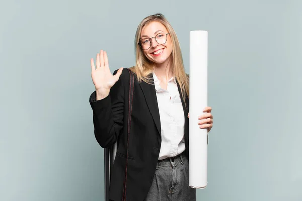 Jonge Architect Vrouw Glimlacht Gelukkig Vrolijk Zwaaiende Hand Verwelkomen Groeten — Stockfoto
