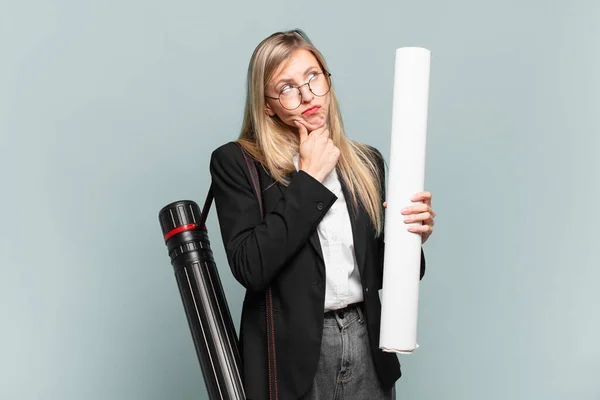 Jonge Architect Vrouw Denken Gevoel Twijfelachtig Verward Met Verschillende Opties — Stockfoto