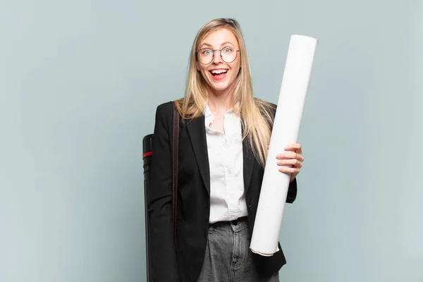 Jonge Architect Vrouw Zoek Gelukkig Aangenaam Verrast Opgewonden Met Een — Stockfoto