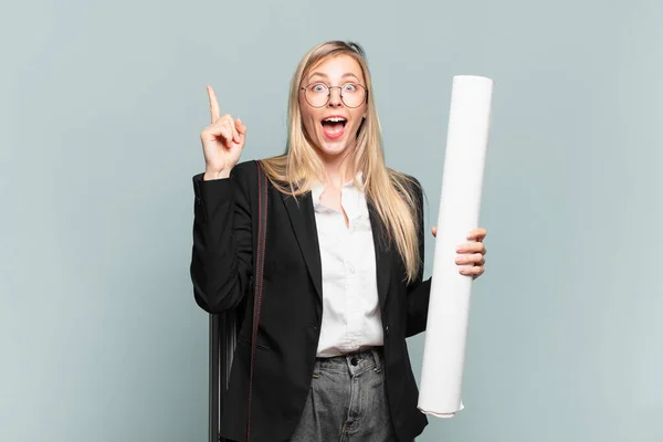 Jonge Architect Vrouw Gevoel Als Een Gelukkig Opgewonden Genie Het — Stockfoto