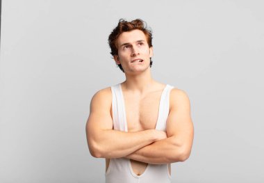 Şakacı sporcu, şüpheci ya da düşünen, dudağını ısıran, kendine güveni olmayan ve gergin hisseden, yan taraftaki boşluğu kopyalamak isteyen