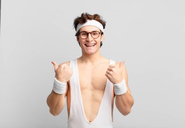 Neşeli ve mutlu gülümseyen, kaygısız ve pozitif hisseden şakacı bir sporcu.