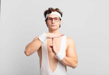 Komik sporcu, ciddi, sert, kızgın ve canı sıkkın görünüyor.