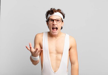 Komik sporcu sinirli, sinirli ve hayal kırıklığına uğramış görünüyor. Senin neyin var?