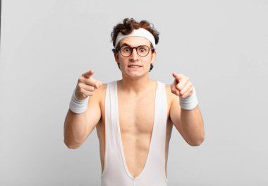 Şakacı sporcu adam kamerayı iki parmağıyla ve kızgın bir ifadeyle sana görevini yapmanı söylüyor.