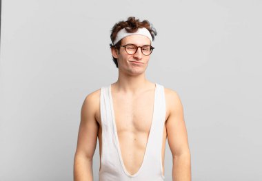 Komik sporcu adam mutlu ve arkadaş canlısı görünüyor, gülümsüyor ve pozitif bir tavırla sana göz kırpıyor.