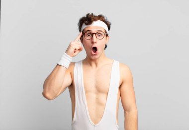 Komik sporcu şaşırmış, ağzı açık, şok olmuş, yeni bir düşünce, fikir ya da konsept keşfediyor.