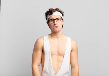 Komik sporcu üzgün ve mızmız, mutsuz bir bakışla ağlayan, olumsuz ve hayal kırıklığına uğramış bir tavırla.