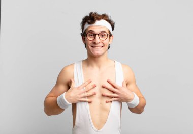 Komik sporcu mutlu, şaşırmış, gururlu ve heyecanlı görünüyor.