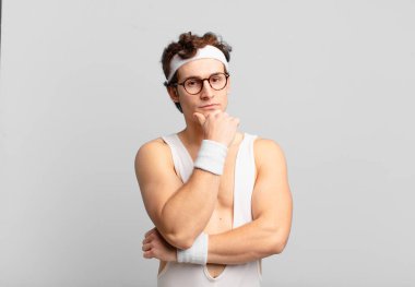 Esprili sporcu ciddi, kafası karışmış, kararsız ve düşünceli görünüyor. Seçenekler ve seçenekler arasında şüpheci.