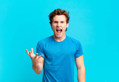 Genç sporcu çocuk sinirli, sinirli ve hayal kırıklığına uğramış görünüyor. Senin neyin var? 