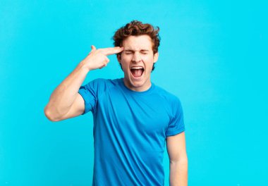 Genç sporcu çocuk mutsuz ve stresli görünüyor, intihar jesti elle silah işareti yapıyor, kafasını işaret ediyor.