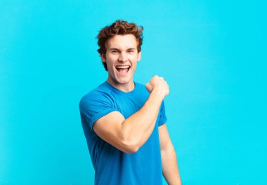 Genç sporcu çocuk mutlu, pozitif ve başarılı hissediyor, bir meydan okumayla karşılaştığında motive oluyor ya da iyi sonuçları kutluyor.