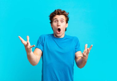 Genç sporcu çocuk son derece şaşkın ve şaşırmış, endişeli ve panik içinde, stresli ve dehşete düşmüş bir bakışla