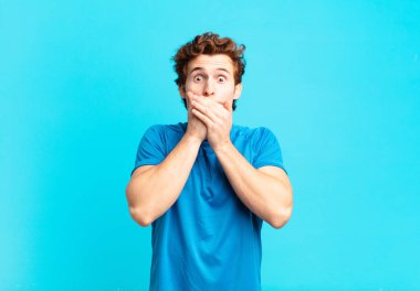 Genç sporcu çocuk şok olmuş, şaşırmış bir ifadeyle ağzını kapatıyor. Sır saklıyor ya da 