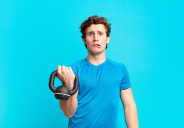 Genç sporcu çocuk üzgün ve mızmızlanıyor, mutsuz bir bakışla, negatif ve hayal kırıklığına uğramış bir tavırla ağlıyor. dambıl konsepti