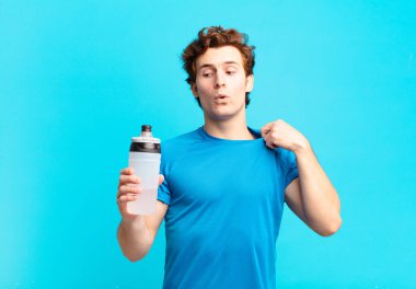 Sporcu çocuk kendini stresli, endişeli, yorgun ve hayal kırıklığına uğramış, gömleğini çekmiş, sorunlu görünüyor. enerji içeceği konsepti