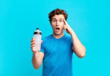 Sporcu çocuk şaşırmış, ağzı açık, şok olmuş, yeni bir düşünce, fikir ya da konsept keşfediyor. enerji içeceği konsepti