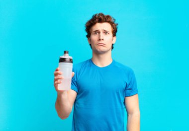 Spor çocuğu üzgün ve mızmız, mutsuz bir bakışla, olumsuz ve hayal kırıklığına uğramış bir tavırla ağlıyor. enerji içeceği konsepti