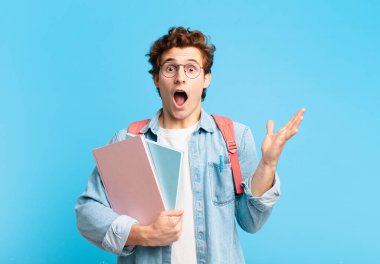 Genç öğrenci mutlu, heyecanlı, şaşırmış ya da şok olmuş, gülümseyen ve hayretler içinde kalmış.