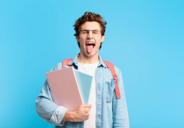 Neşeli, kaygısız, asi tavırlı, şakacı ve dilsiz genç çocuk, eğleniyor.