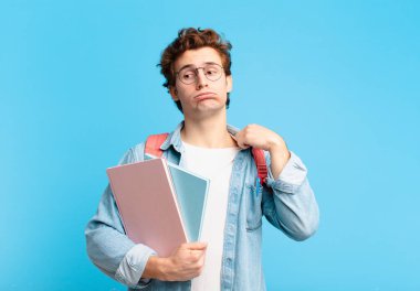 Genç öğrenci kendini stresli, endişeli, yorgun ve hayal kırıklığına uğramış hissediyor.