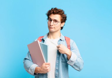 Genç öğrenci kibirli, başarılı, pozitif ve gururlu görünüyor.