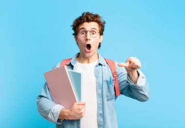 İnanamadığı için hayrete düşmüş genç bir öğrenci yan taraftaki objeyi gösterip 