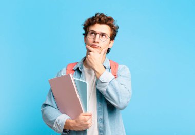 Genç öğrenci düşünüyor, kuşkulu ve şaşkın hissediyor, farklı seçeneklerle, hangi kararı vereceğini merak ediyor.