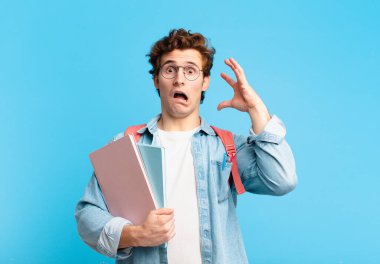 Genç öğrenci elleri havada bağırıyor, öfkeli, sinirli, stresli ve üzgün hissediyor.