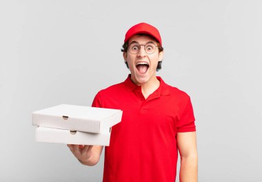 Pizza dağıtan çocuk agresif bir şekilde bağırıyor, sinirli, sinirli, öfkeli ya da sinirli görünüyor, hayır