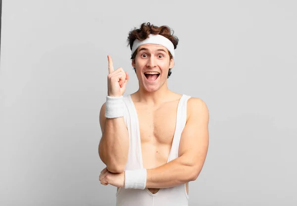 Humorístico Homem Esporte Sorrindo Feliz Olhando Para Lado Querendo Saber — Fotografia de Stock