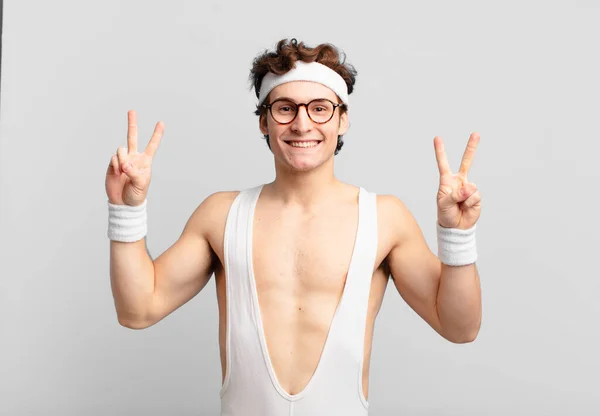 Humorístico Homem Esporte Sorrindo Olhando Feliz Amigável Satisfeito Gesticulando Vitória — Fotografia de Stock